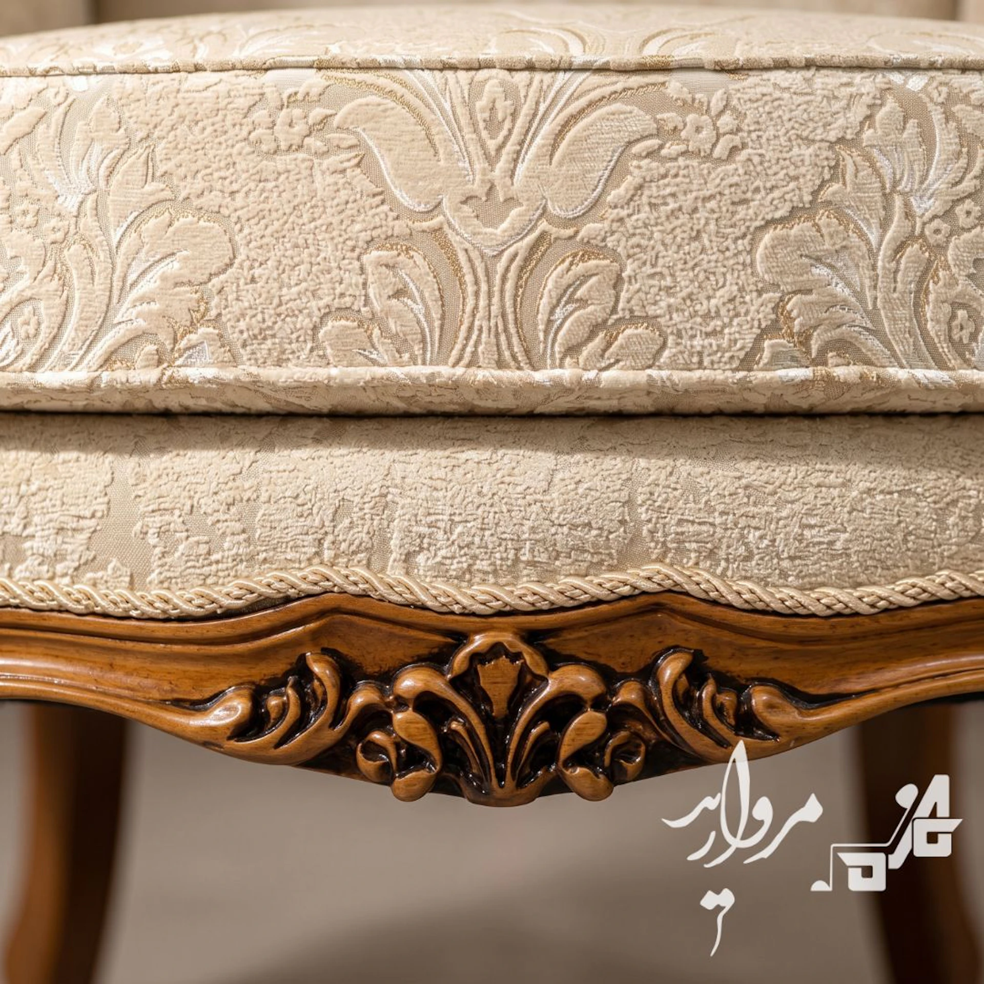 منبتِ جمع‌وجور در وسطِ کمربندِ فندقی، و ژاکاردِ کرم با نقشِ دمسکِ هم‌رنگِ زمینه که از دور ساده دیده می‌شود — مبل مدل مرجان مروارید