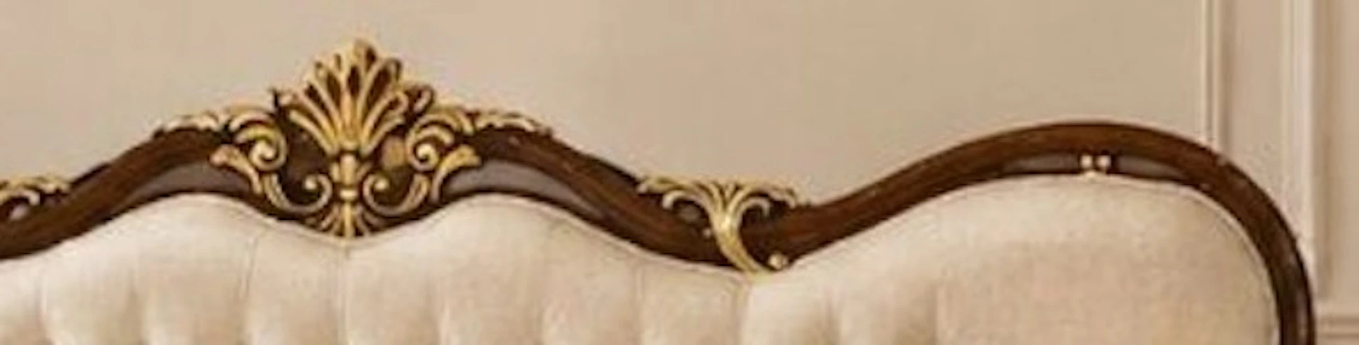 تاجِ منبت‌کاری‌شده با ورق طلا روی بدنه‌ی گردویی؛ نقشِ برجسته از دلِ زمینه‌ی تیره بیرون می‌آید — مبل مدل زرین‌تخت مروارید.